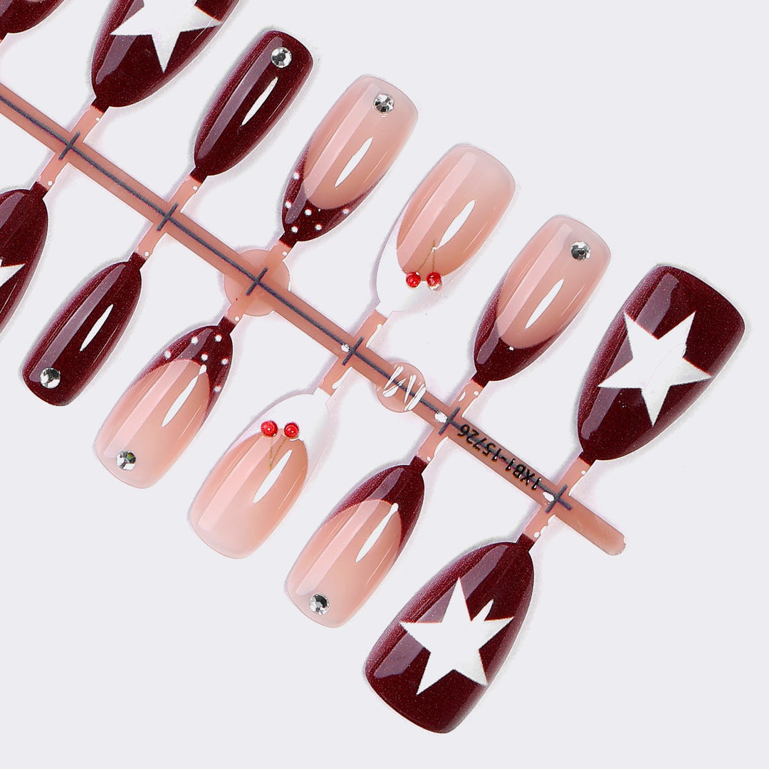 Kunstnagelset mit Sterne-Motiven Karnz