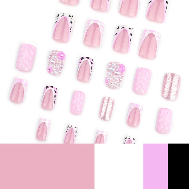 Kunstvolle Nagelverlängerungen mit Perlmutteffekten und zartem Design Karnz