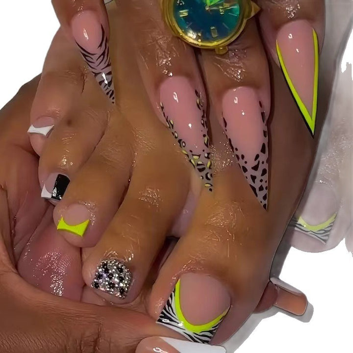 Trendige Stiletto-Nagelkunst Karnz