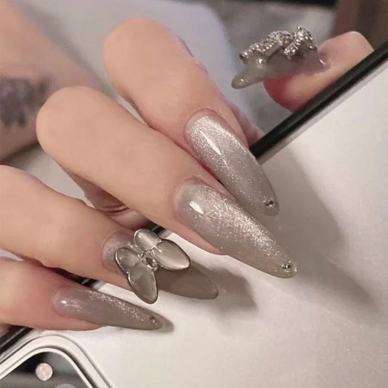 Glamouröse Stiletto-Nägel mit strahlendem Glitzer und elegantem 3D-Design Karnz