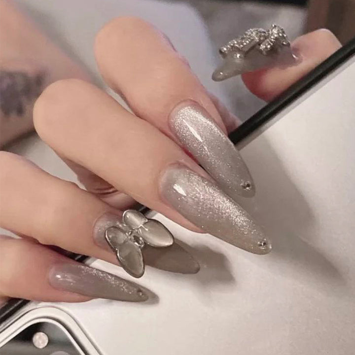 Glamouröse Stiletto-Nägel mit strahlendem Glitzer und elegantem 3D-Design Karnz