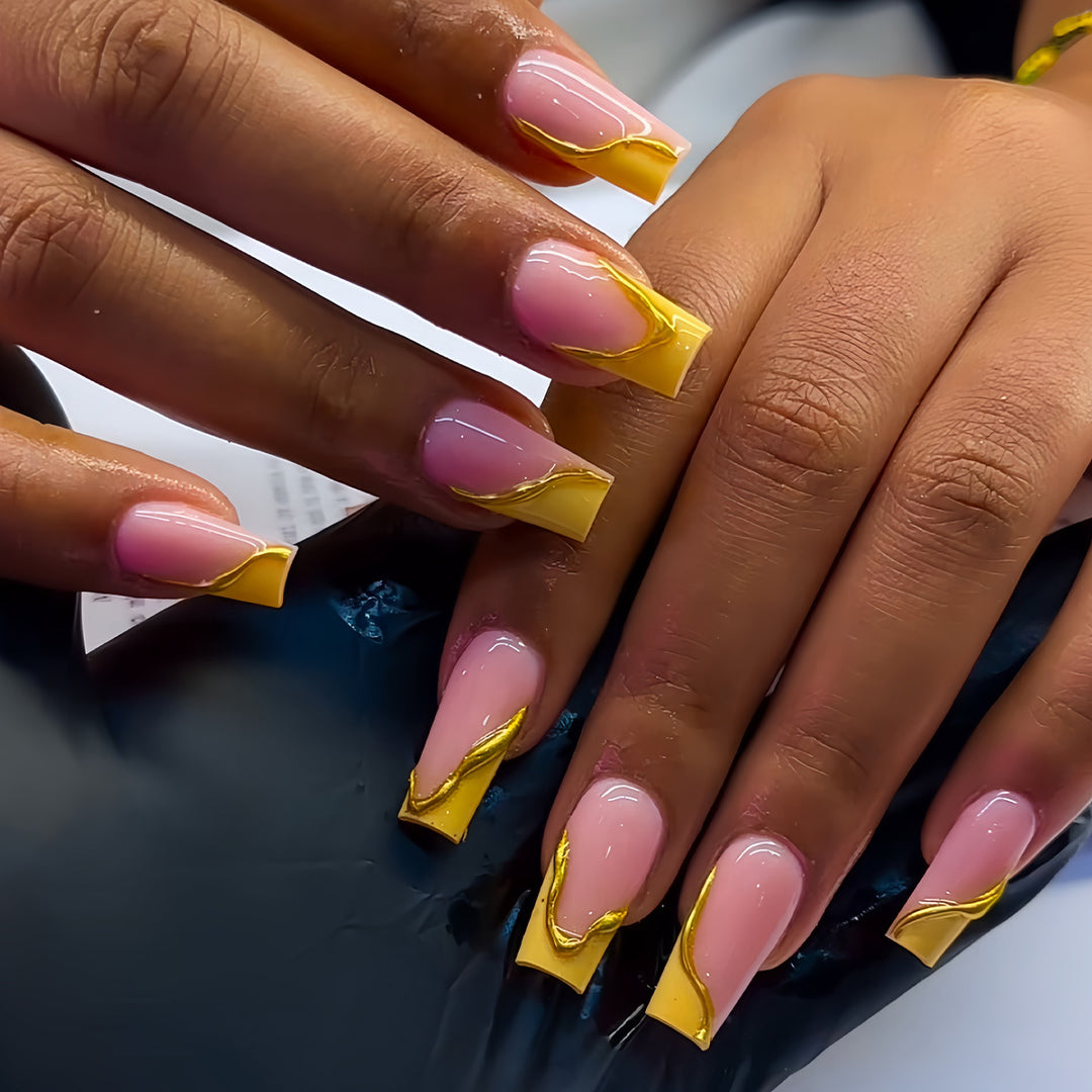 Elegante Acryl Französische Spitze Drucknägel mit goldenen Details Karnz