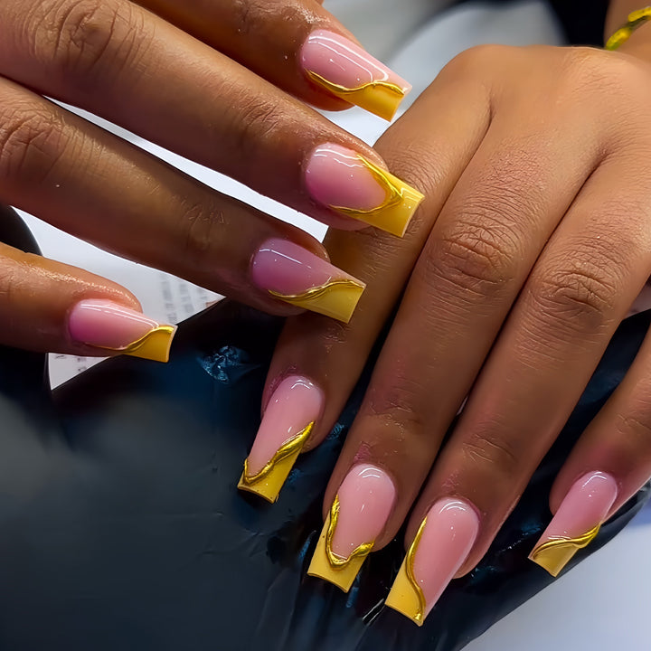 Elegante Acryl Französische Spitze Drucknägel mit goldenen Details Karnz
