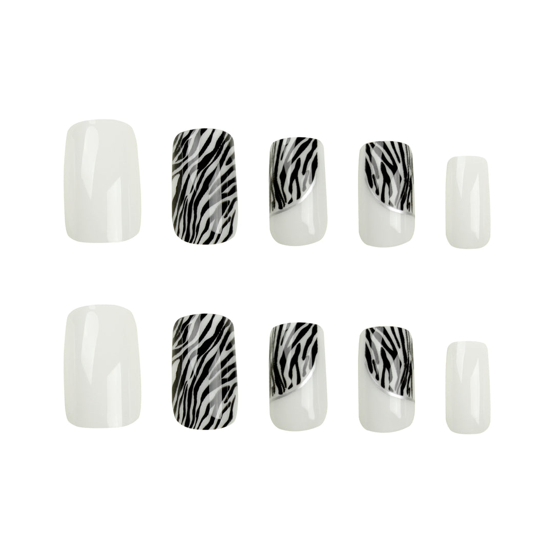 Kunstvolle Nagelverlängerungen mit stilvollem Zebra-Muster Karnz