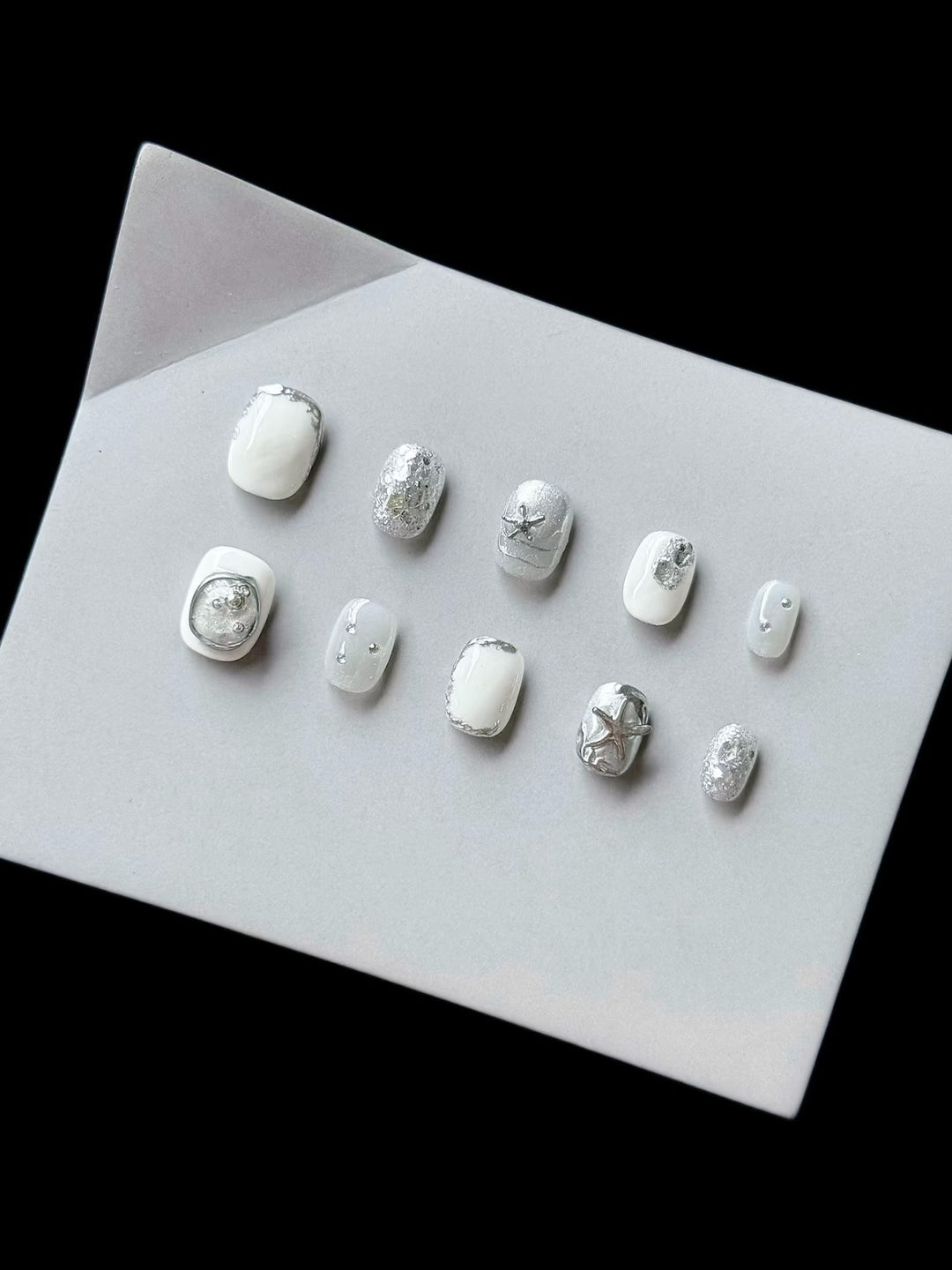 Elegantes Press-On-Nagelset mit silbernen Verzierungen