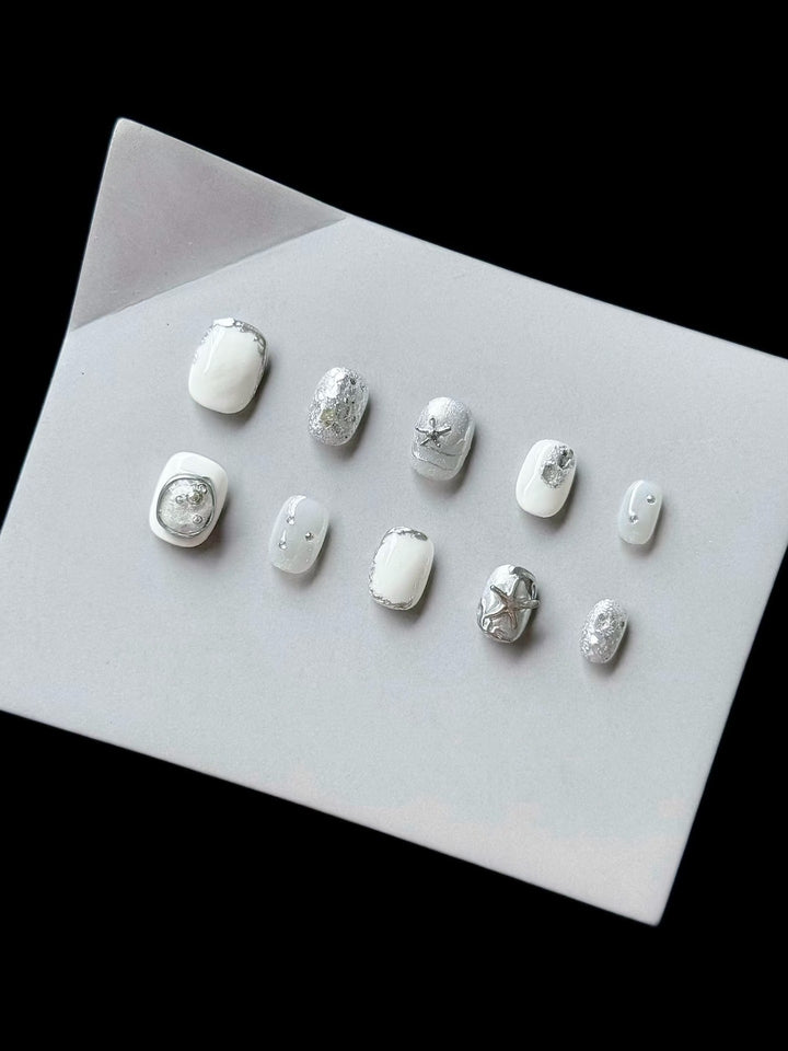 Elegantes Press-On-Nagelset mit silbernen Verzierungen
