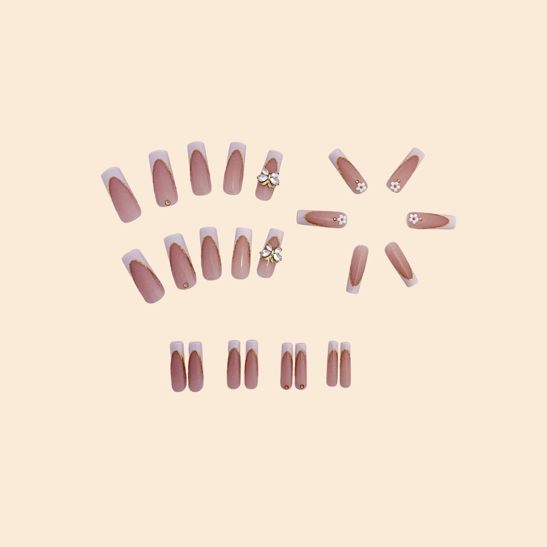 Elegante gold-akzentuierte Stiletto-Nagelerweiterungen Karnz