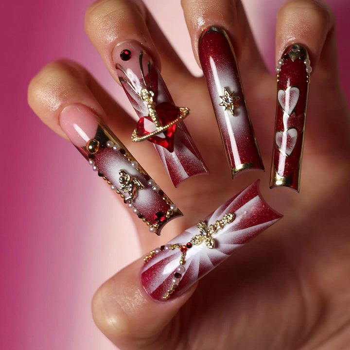 Kunstvolle Nagelkunst mit Glitzer- und Herzmotiven Karnz