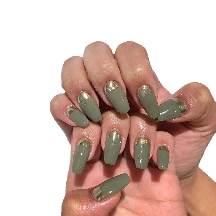 Künstlerisches Press-On-Nagelset mit metallischen Akzenten