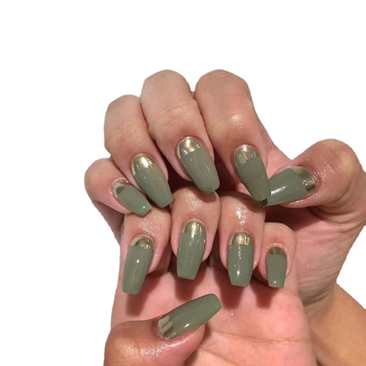 Künstlerisches Press-On-Nagelset mit metallischen Akzenten