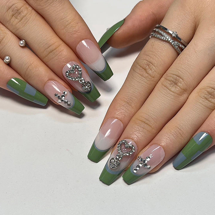 Kunstvolle Nagelverlängerungen mit dekorativem Schmuck-Effekt Karnz
