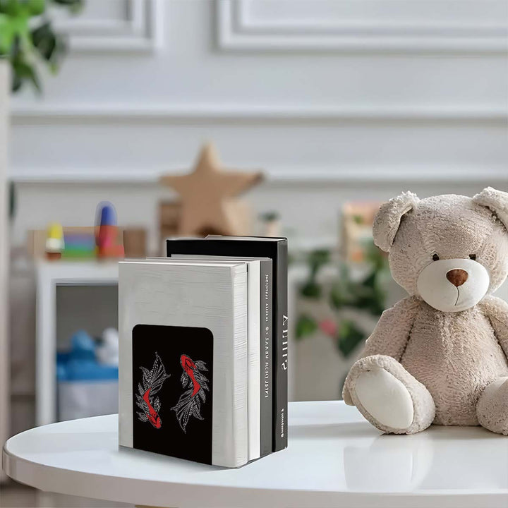 Künstlerische Koi-Fisch-Bücherstützen