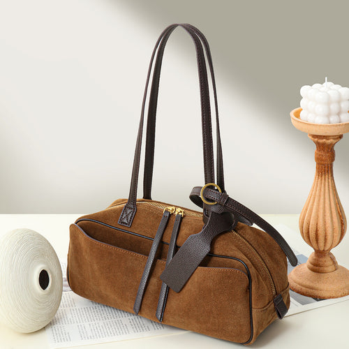 Wildleder Fass Schultertasche mit Oberreißverschluss, vorderer Einschubtasche & Lederbesatz