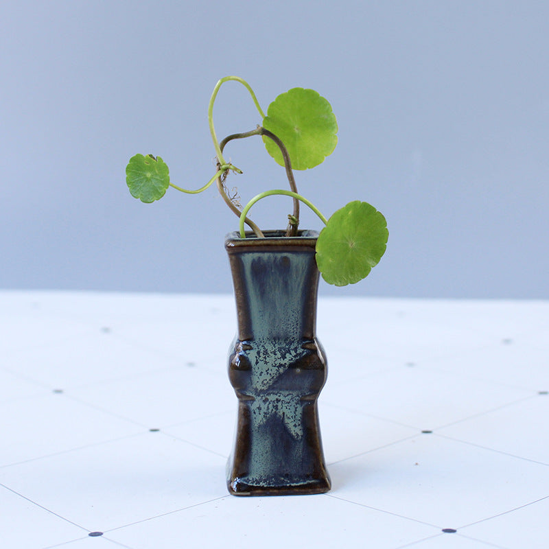Elegante Keramikvase mit kunstvollem Design Karnz