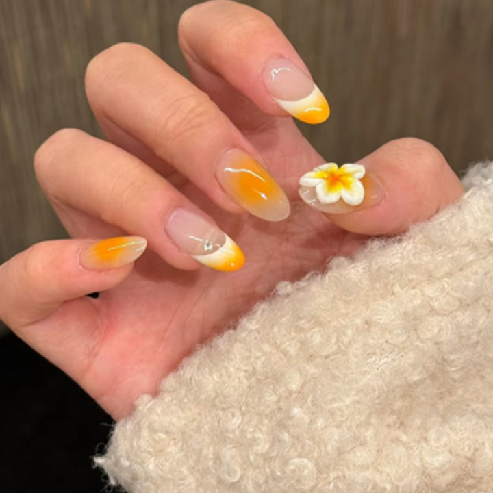 Kunstvolle Nagelverlängerungen mit zartem Ombre-Effekt und floralen Akzenten Karnz