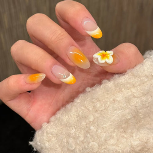 Kunstvolle Nagelverlängerungen mit zartem Ombre-Effekt und floralen Akzenten Karnz