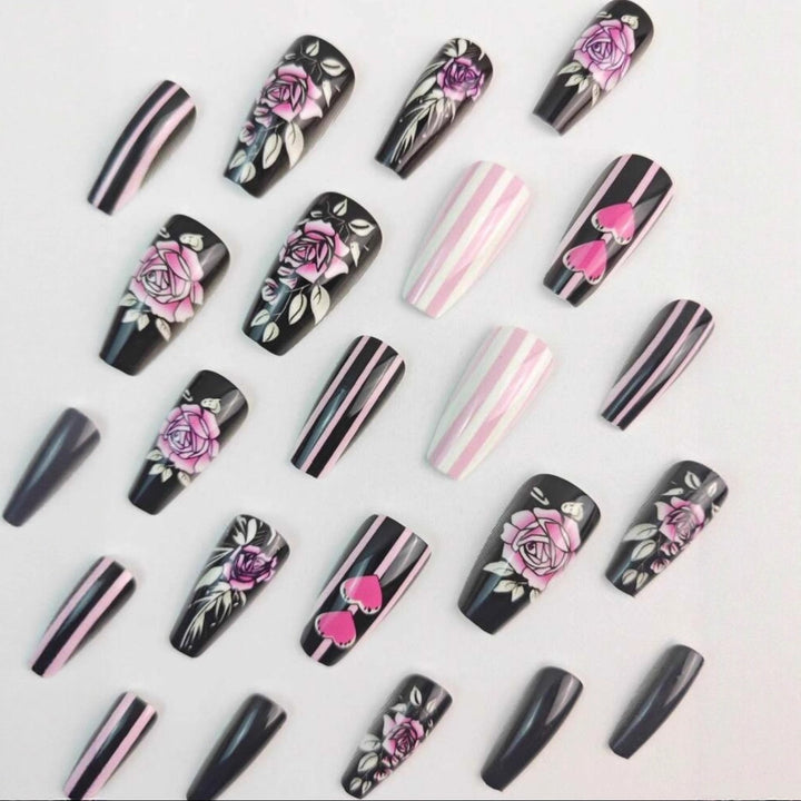 Kunstnagelset mit romantischen Rosen- und Herzmotiven Karnz