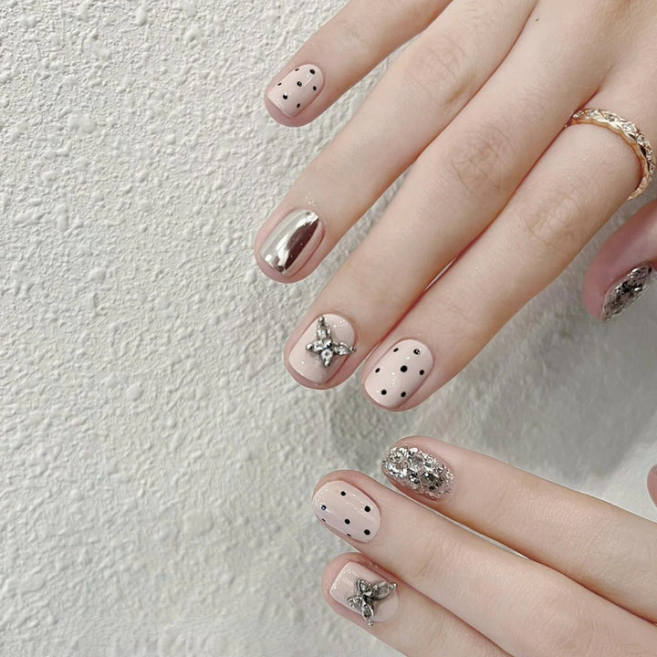 Kunstnägel mit Verspieltem Design und Glitzerakzenten Karnz