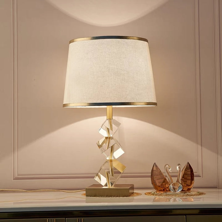Elegante geometrische Tischlampe