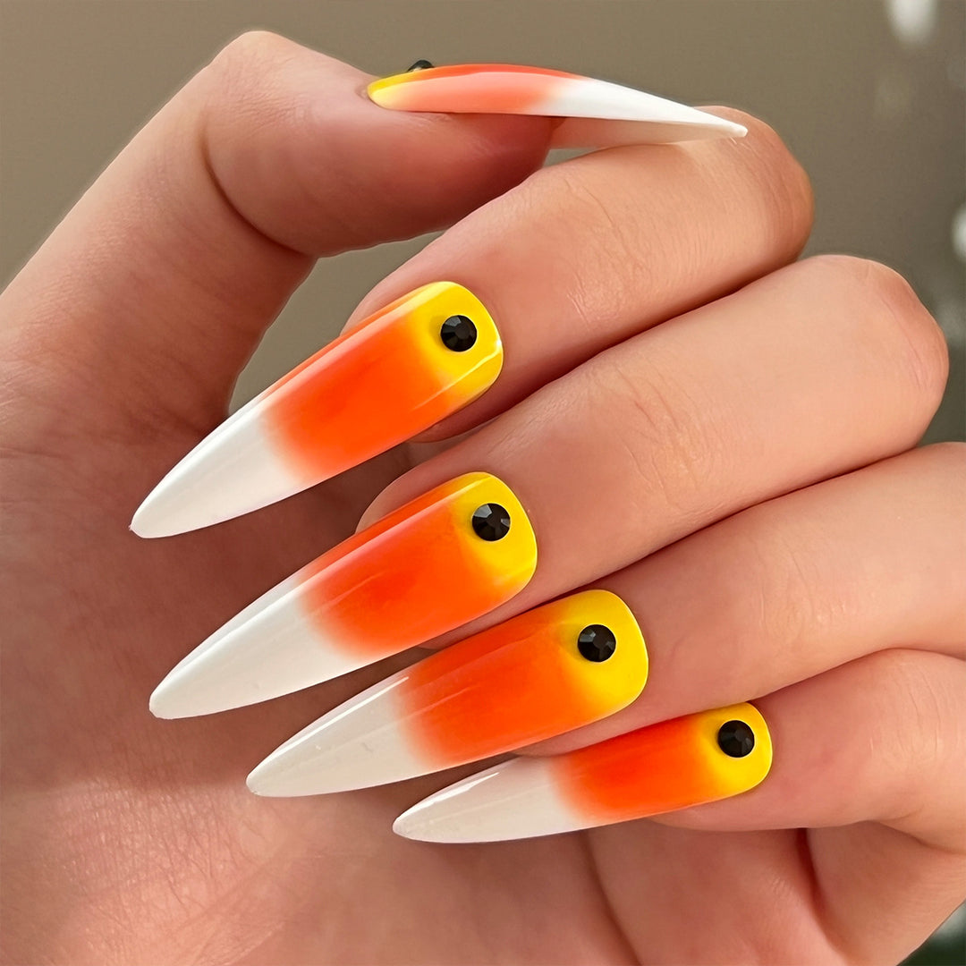 Kunstvolle Nagelverlängerungen mit kreativen Augen-Design Karnz