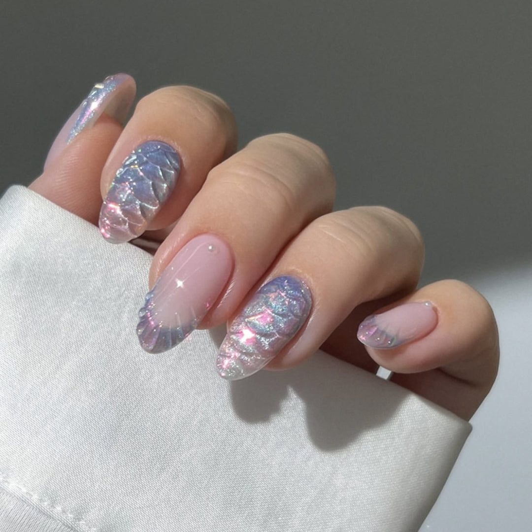 Kunstvolle Nagelverlängerungen mit schimmerndem Farbenspiel und glamourösen Akzenten Karnz