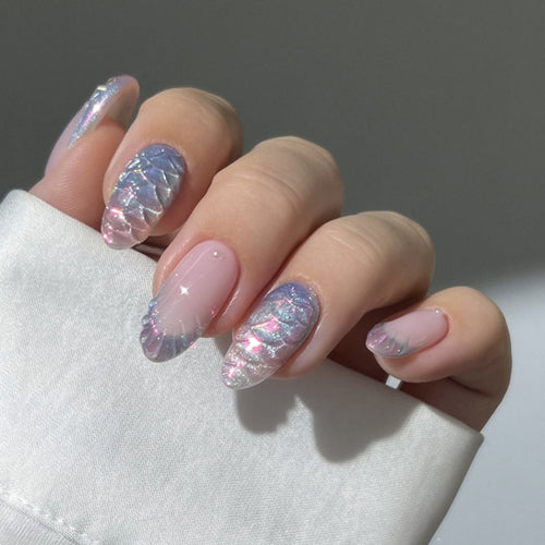 Kunstvolle Nagelverlängerungen mit schimmerndem Farbenspiel und glamourösen Akzenten Karnz