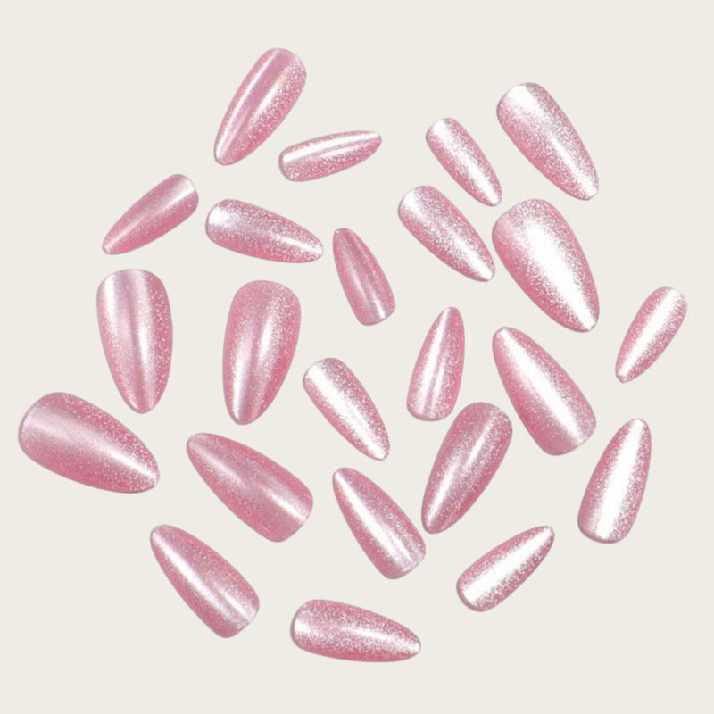 Glänzende Kunstnägel mit elegantem Ombre-Effekt Karnz