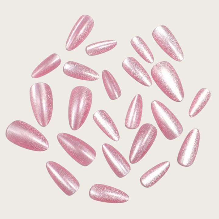Glänzende Kunstnägel mit elegantem Ombre-Effekt Karnz