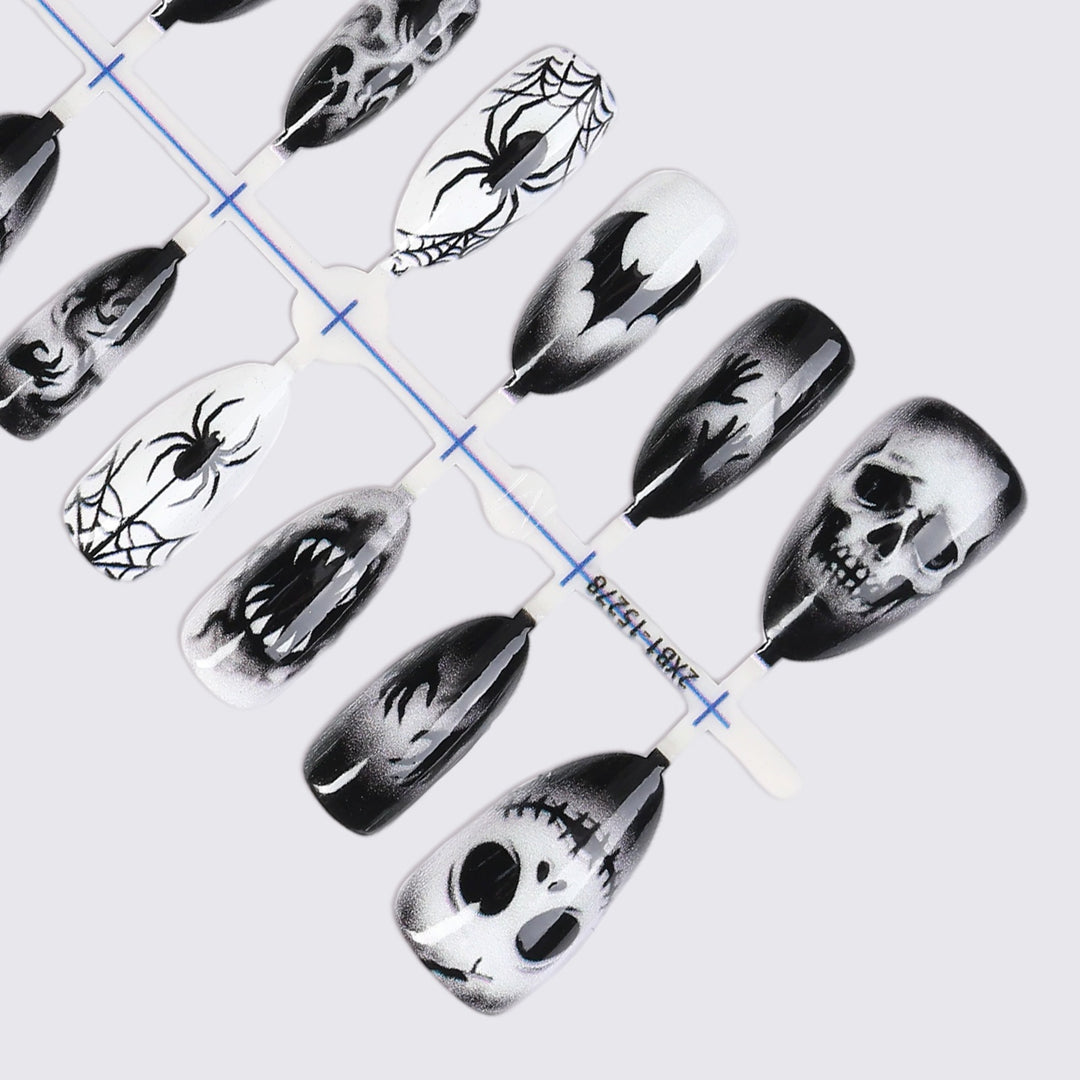 Kreatives Kunstnagelset mit gruseligen Motiven Karnz
