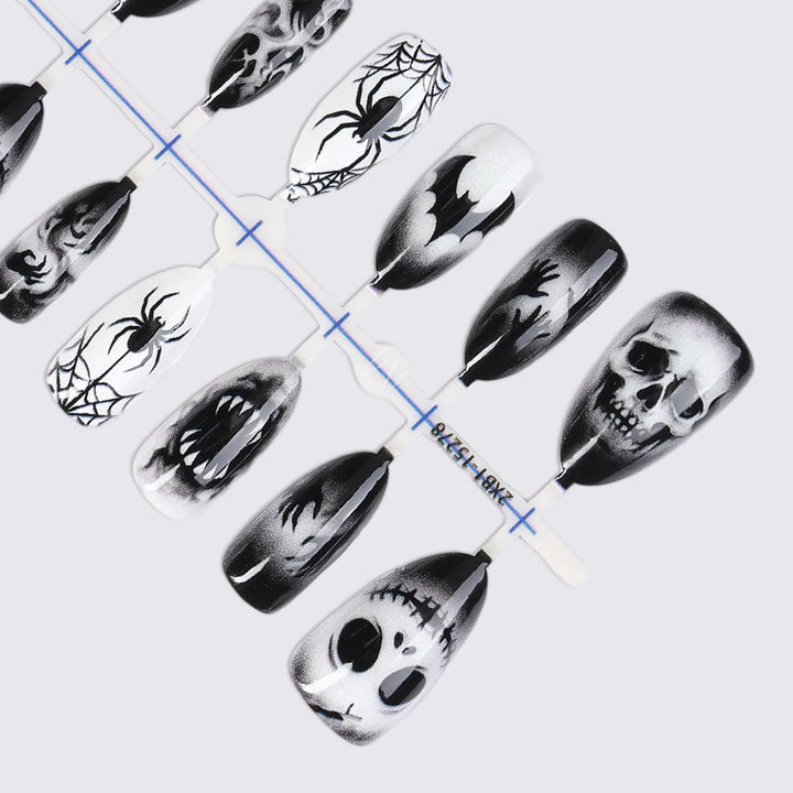Kreatives Kunstnagelset mit gruseligen Motiven Karnz