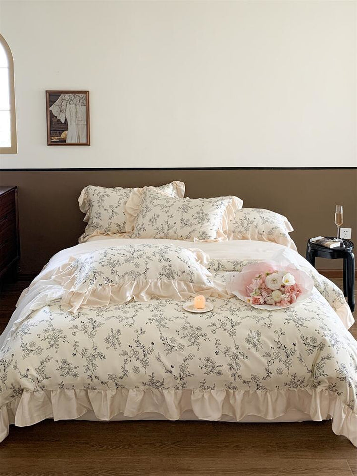 Romantische Rüschen-Bettgarnitur aus Baumwoll-Perkal mit floralem Jacquardprint
