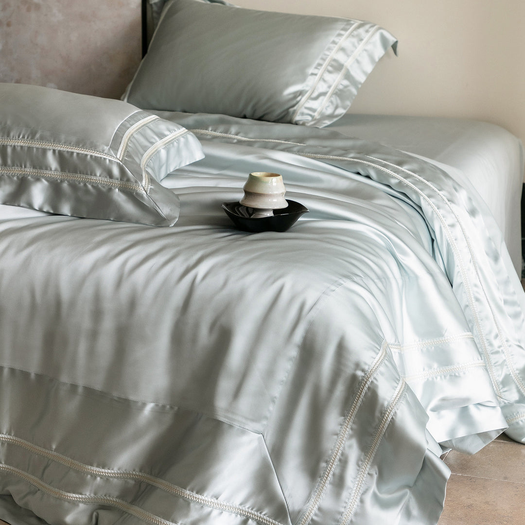 Luxuriöses Satin-Bettwäsche-Set mit Zierborten und seidig-glattem Griff