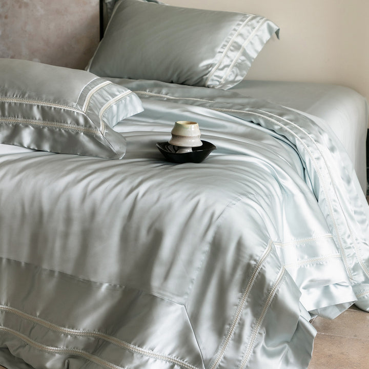 Luxuriöses Satin-Bettwäsche-Set mit Zierborten und seidig-glattem Griff
