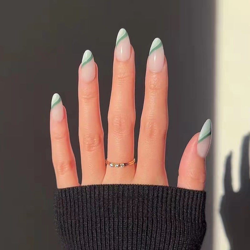 Kunstvolle Nagelverlängerungen mit elegantem Blattmuster Karnz