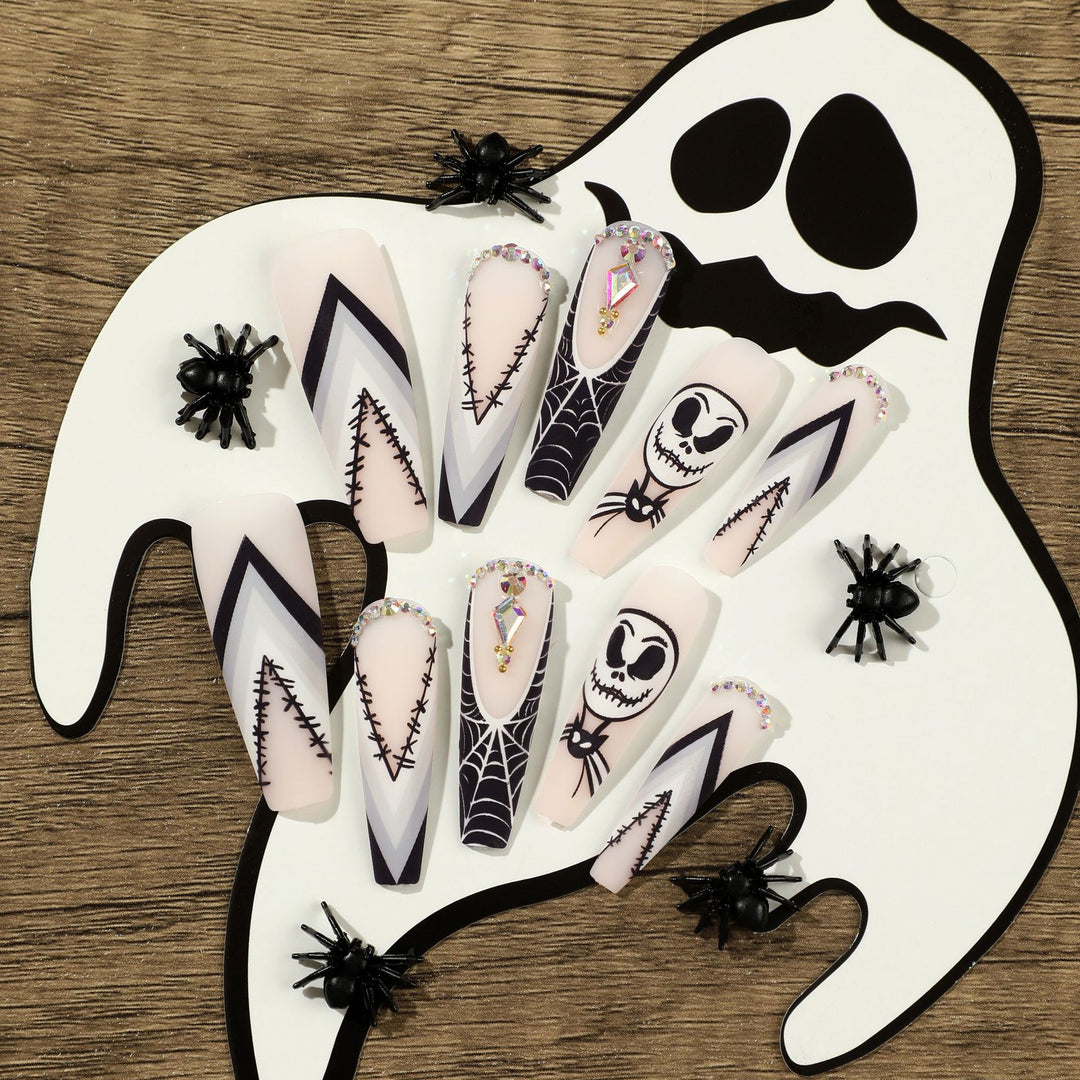 Kunstvolle Nagelverlängerungen im Halloween-Design Karnz