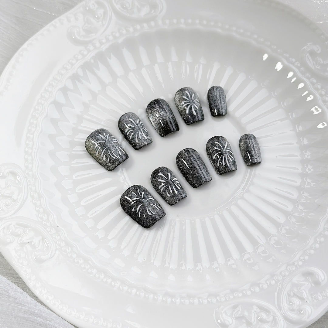 Elegantes Press-On-Nagelset mit künstlerischen Blumenakzenten
