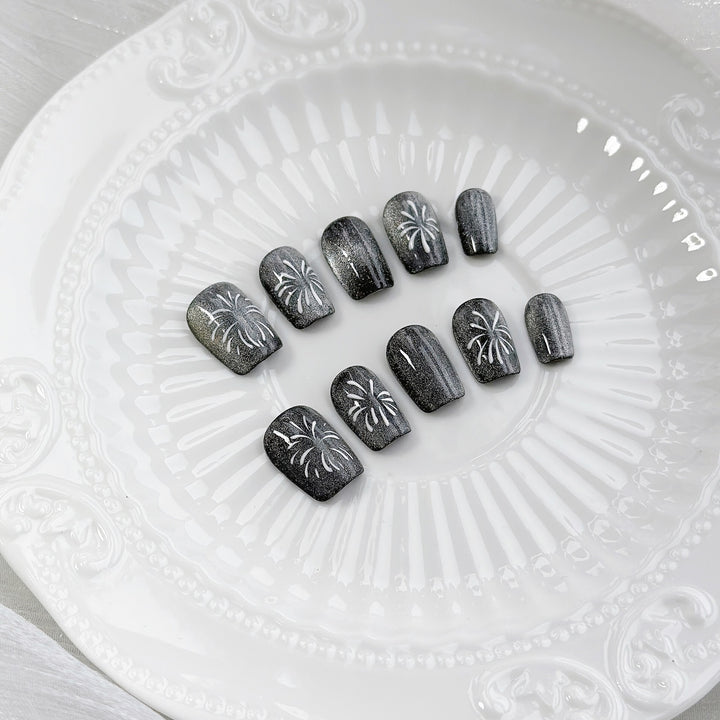 Elegantes Press-On-Nagelset mit künstlerischen Blumenakzenten