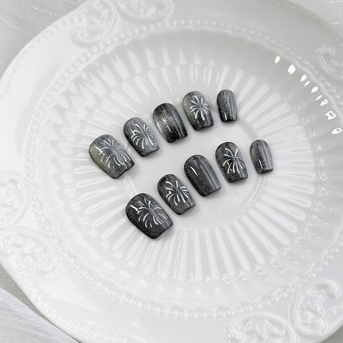 Elegantes Press-On-Nagelset mit künstlerischen Blumenakzenten