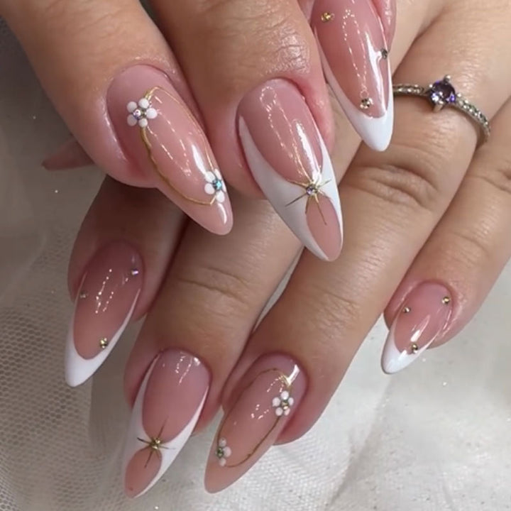 Elegante Floral Stiletto Nagelkunst