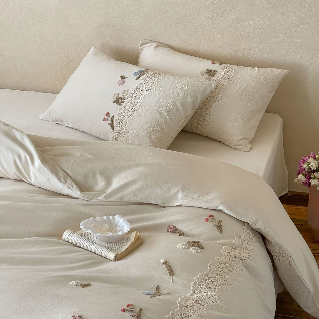 Hochwertige Bettwäschegarnitur im Vintage-Look mit Spitzenbordüre und feiner Blumenstickerei