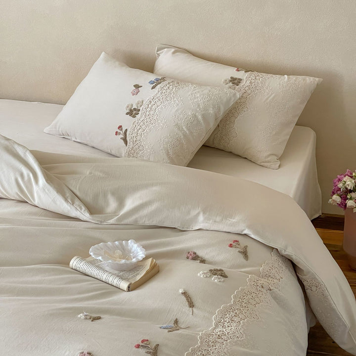 Hochwertige Bettwäschegarnitur im Vintage-Look mit Spitzenbordüre und feiner Blumenstickerei