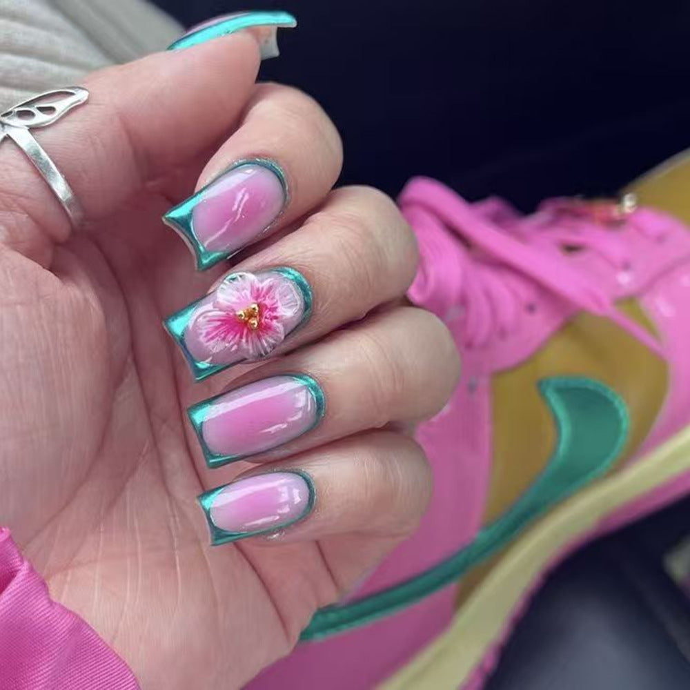 Kreative Kunstnägel mit floralen Applikationen Karnz