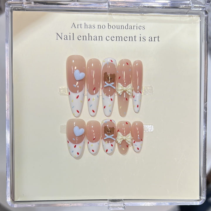 Künstlerisches Press-On-Nagel-Set mit niedlichen Bären- und Herzdesigns