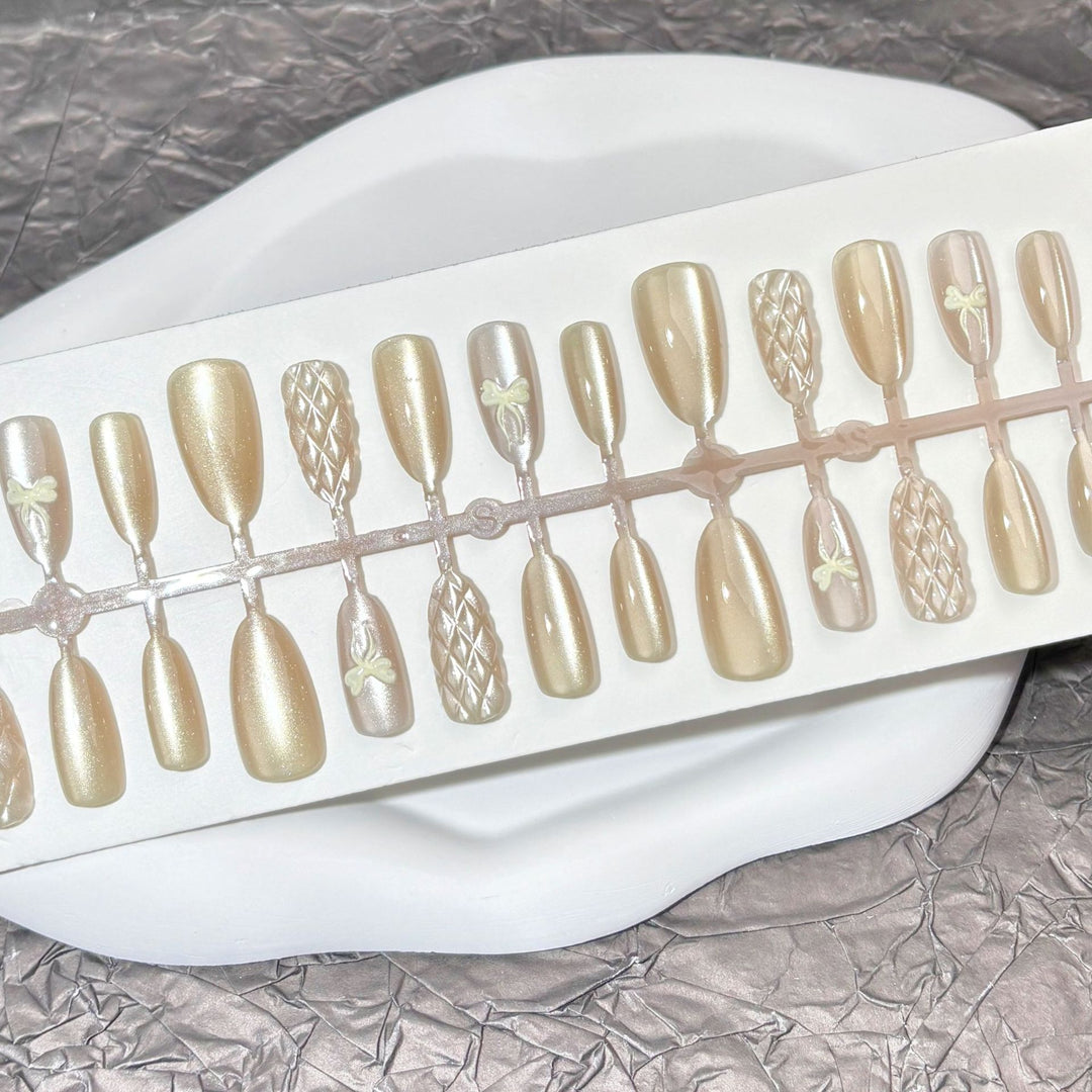 Elegantes Press-On Nail Art Set mit einzigartigen Designs