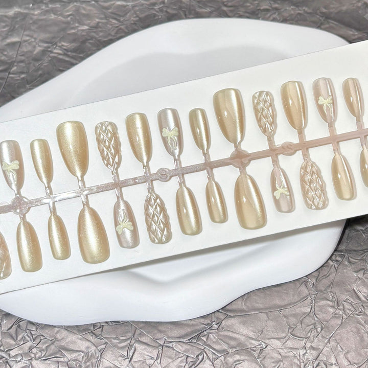 Elegantes Press-On Nail Art Set mit einzigartigen Designs