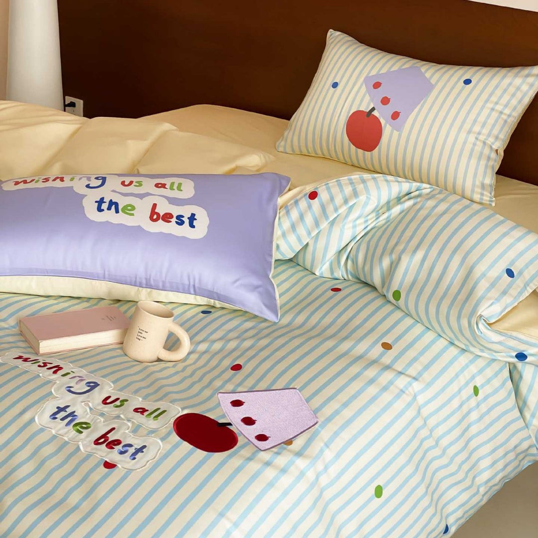 Kinder-Bettwäsche-Set aus Baumwoll-Perkal mit gestreiftem Dessin, applizierten Schriftzügen und verspielten Punkt‑Applikationen