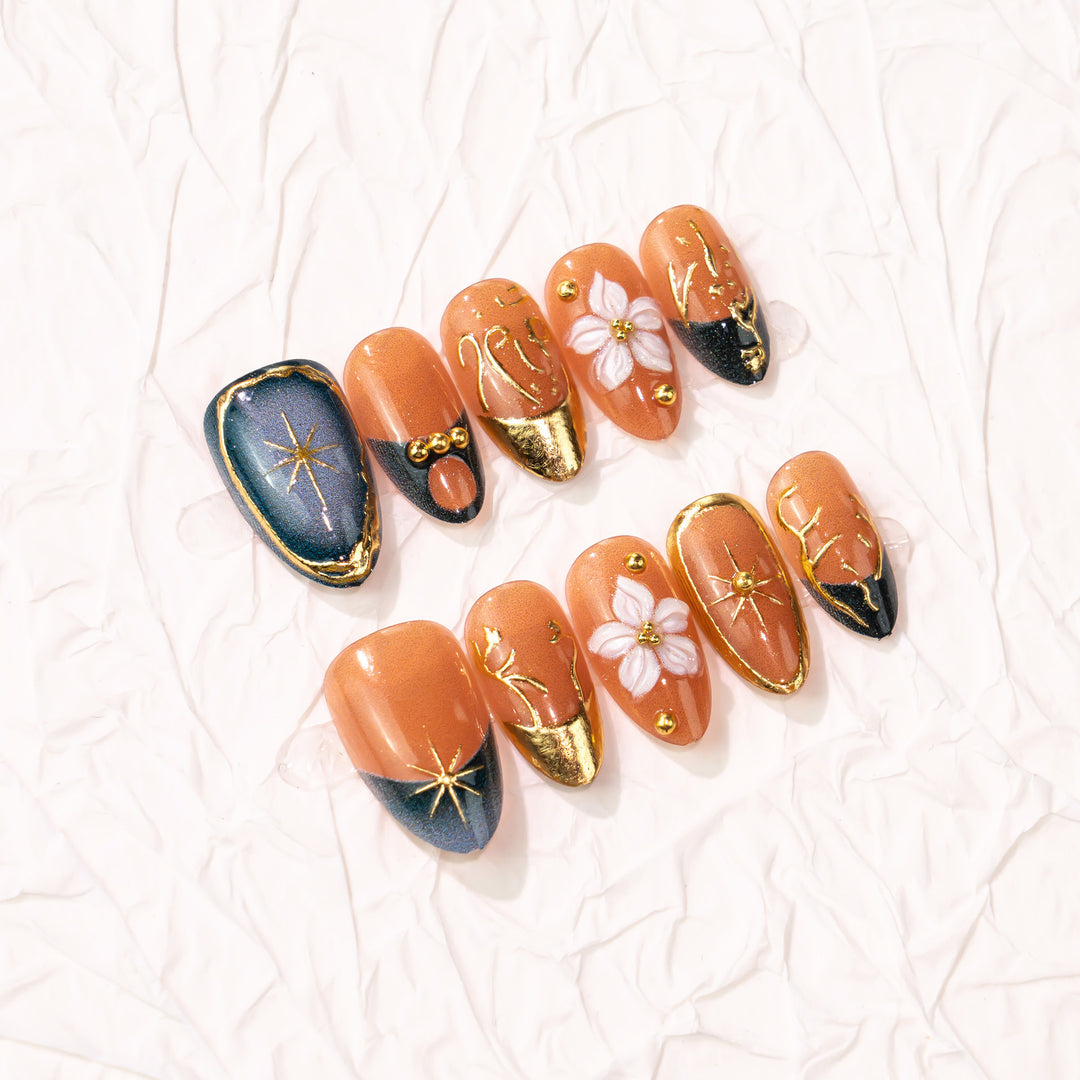 Künstlerische florale Press-On Nagelkunst mit goldenen Akzenten Karnz