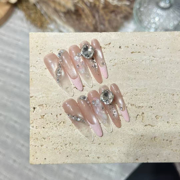 Dekorative Nagelkunst