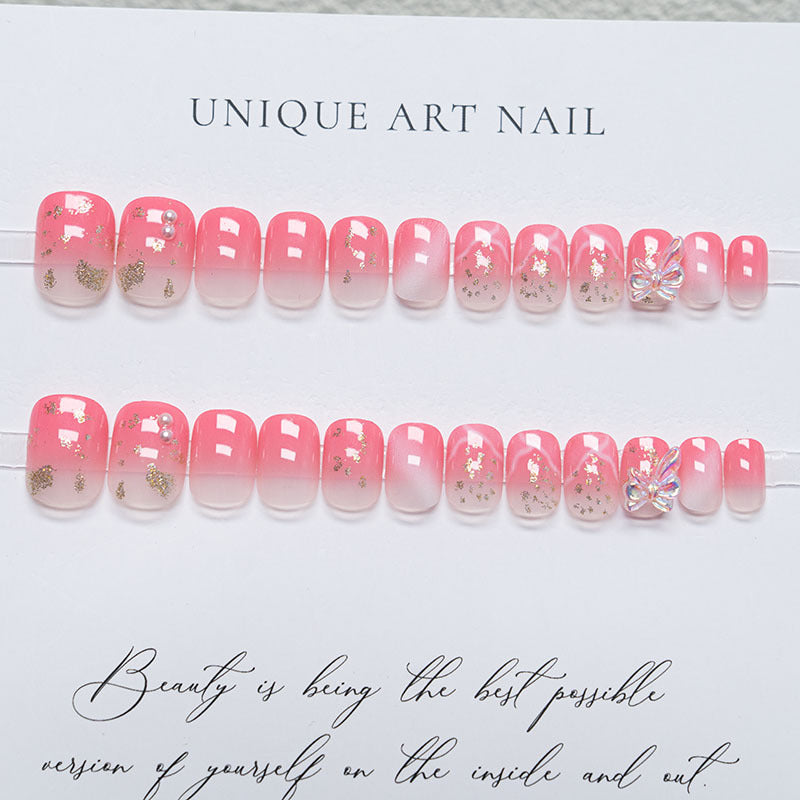 Dekorative Nagelkunst mit Schleifendetails