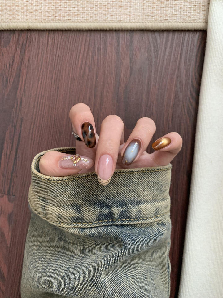 Kunstnagelset mit Eleganten Mustern und Glitzerakzenten Karnz